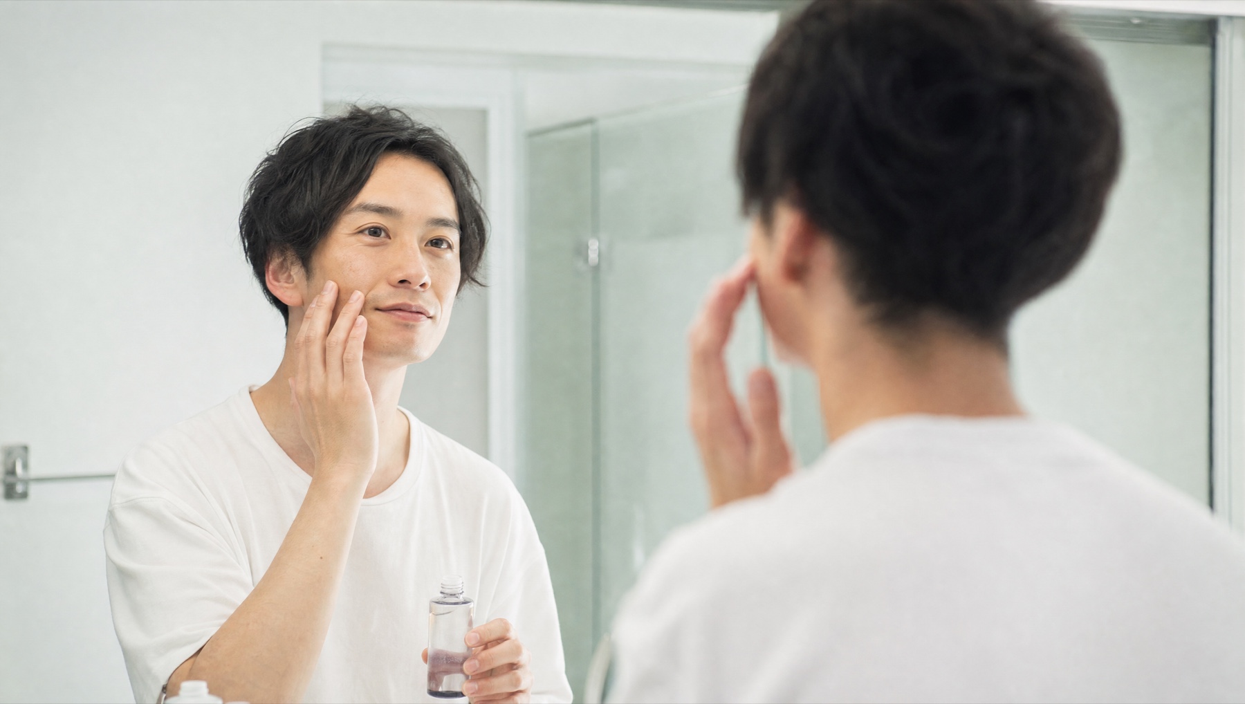 スキンケアで肌を整える男性
