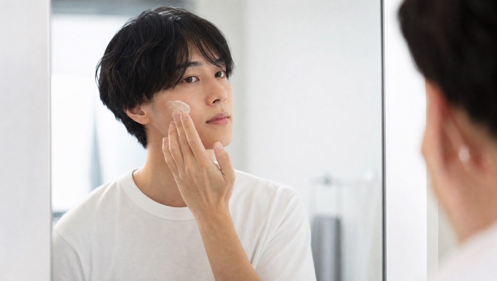 ワックス処理前の肌ケアをする男性