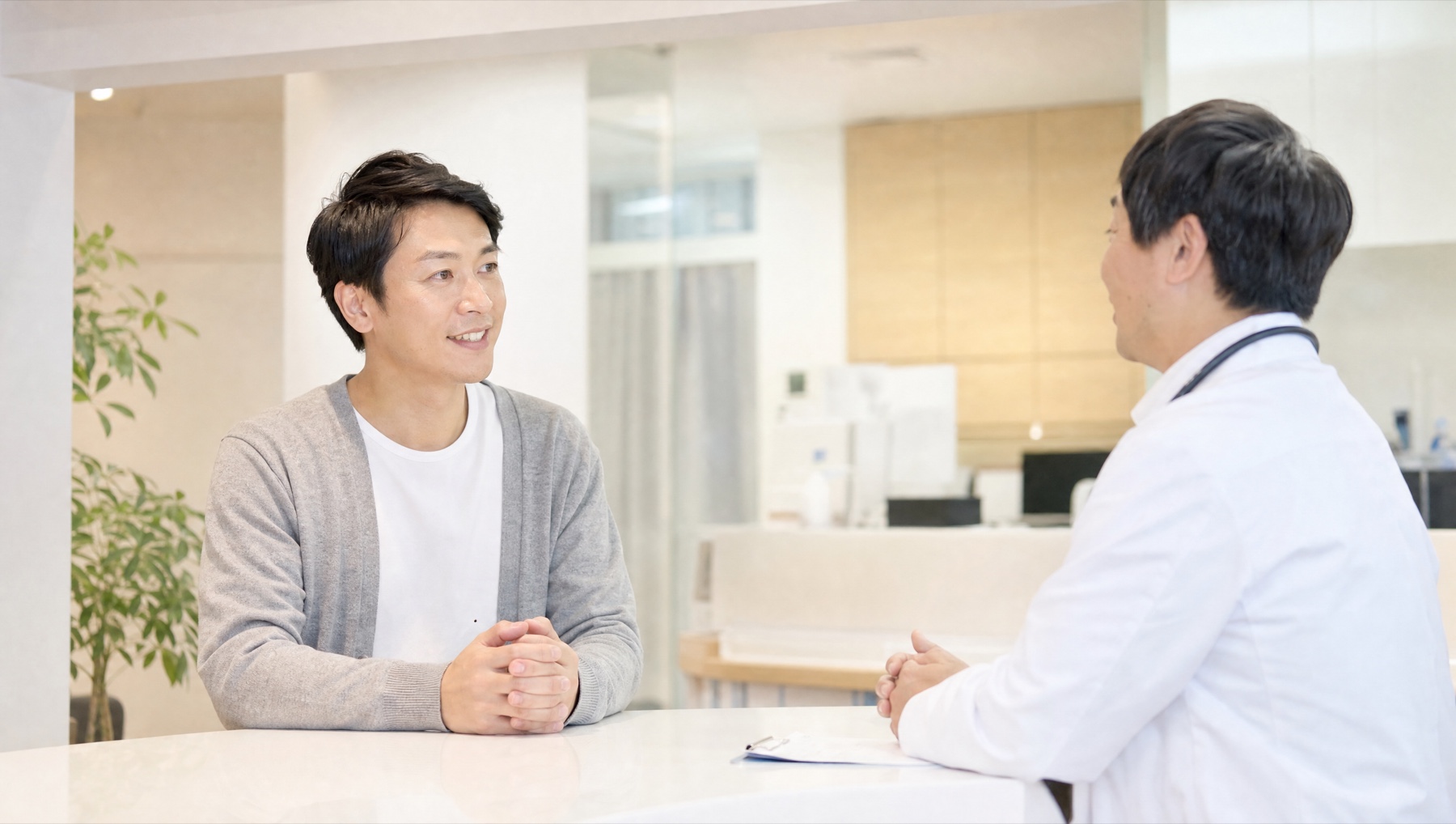 カウンセリングで医師に相談する男性