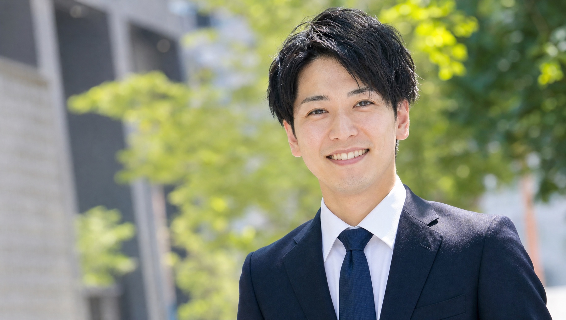 ヒゲ脱毛後の清潔感のある笑顔の男性