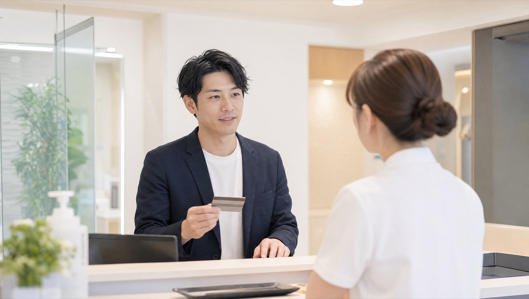ヒゲ脱毛の支払い方法を相談する男性