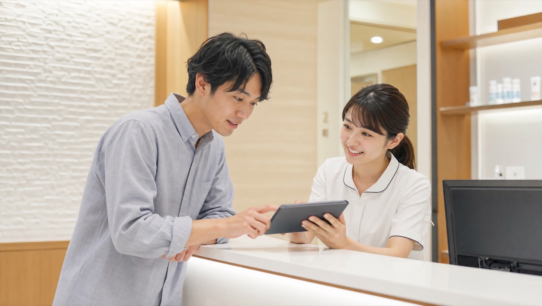 クリニックでカウンセリングを受ける男性