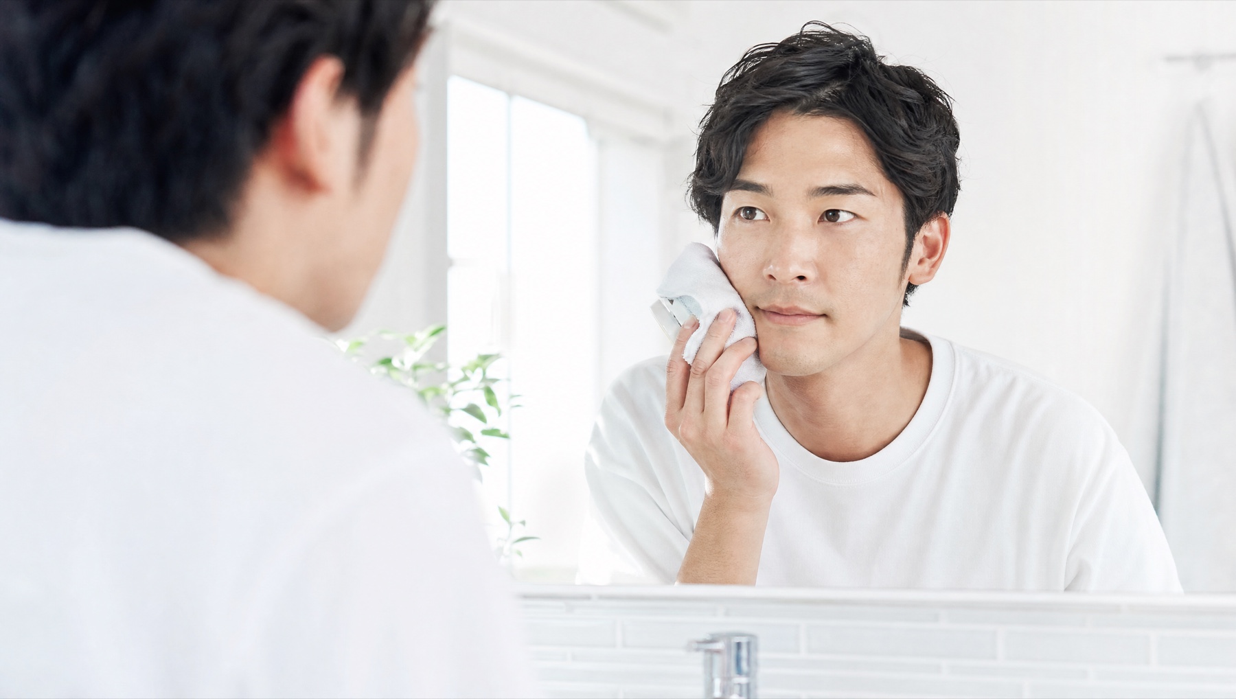 やけどの応急ケア(冷やす)をする男性