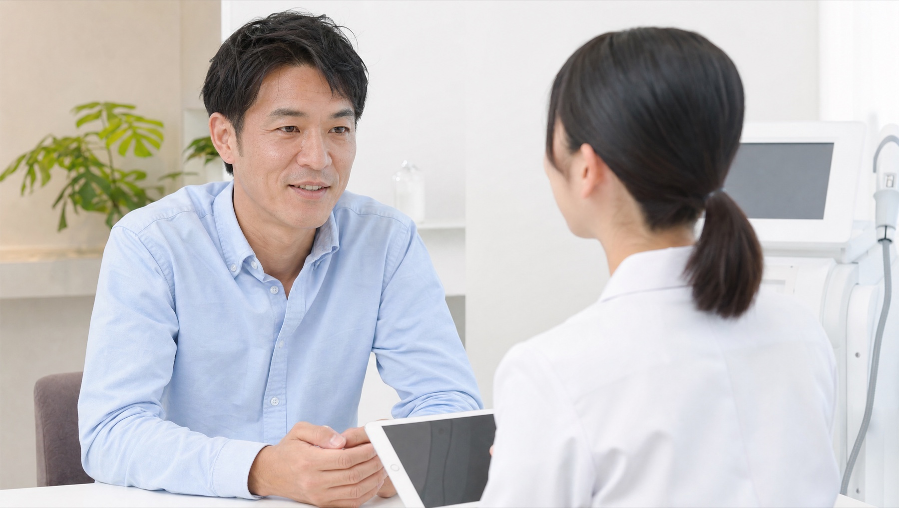 白髪ヒゲ脱毛をクリニックで相談する男性